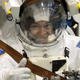 El astronauta Miguel López-Alegría, llevando el gorro de Soopy bajo el casco de astronauta durante un entrenamiento en el Laboratorio NBL.
